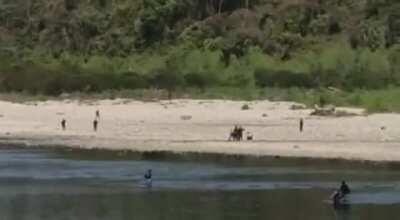 Bolivianos ingresan a Argentina, en la provincia de Salta, cruzando el río Bermejo a pie