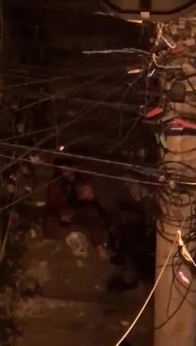 Poli&ccedil;a abordando o filho do pedreiro