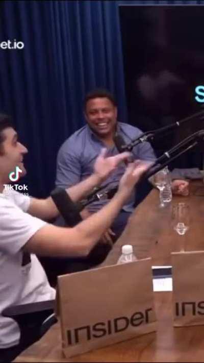 Aquele sorrisinho amarelo clássico!