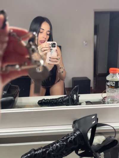 Wie nennst du ein Mädchen, das deinen Schwanz beim ersten Date verriegelt? Sag es mir