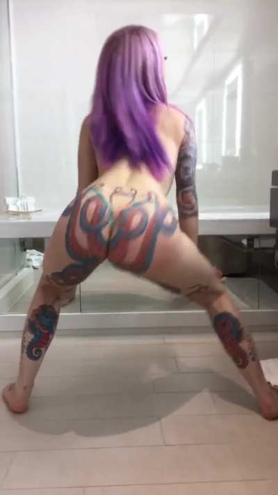 Shaking it for you in my buttfloss