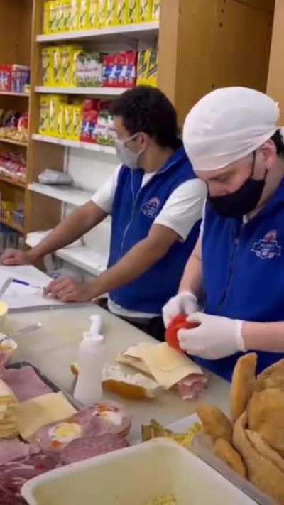 el de crudo y queso va con manteca o sin?