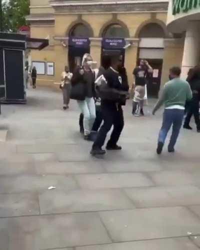 Idoso sendo oprimido por um rebolado