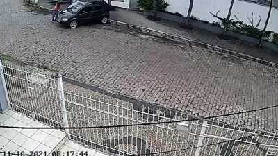 Este chofer de grúa de Sao Paulo tuvo un día para olvidar. Primero se olvidó de asegurar el auto que estaba remolcando, por lo que este cayó al piso mientras subía una cuesta y tuvo que correr tras él. Después, tampoco se acordó de poner en punto muerto s