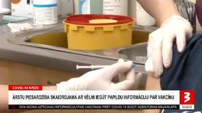 В Латвии достаточно интересным способом сделали прививку от короны руководителю Центра вакцинации. На показательном видео медсестра вкалывает препарат 