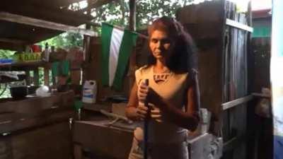 El jefe de prensa de Figueres renuncia por difusión de video sobre mujer en extrema pobreza En el material audiovisual la mujer sostiene una bandera del PLN y dice: “Pido y ruego a mi señor que sea Figueres el que quede”. por que seria que renuncio acaso 