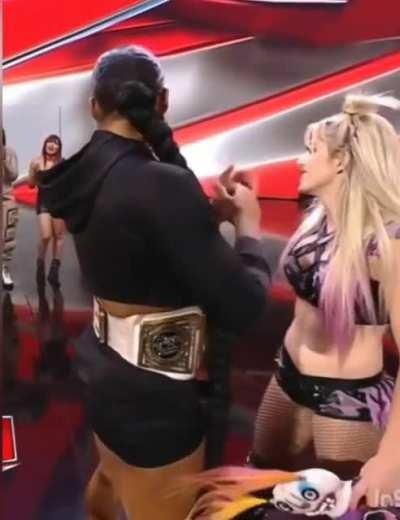 Anyone wanna jerk to Bianca? 😩 That thick ass drives me crazy 🤤