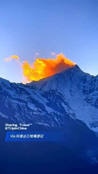 🔥 Illusion of flames burning on the top of the mountain.