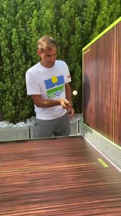 Roger Federer back to practice on his miniature court!