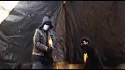 Gente de la comunidad LGTB quemando la bandera Argentina y amenazando a los veteranos de malvinas que sacaron la bandera de la plaza Sarmiento, _bastante toxica la gente del video_