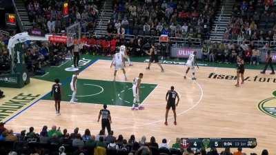 [Highlight] Fred VanVleet sinks a pullup jump shot after getting elbowed in the face by Brook Lopez
