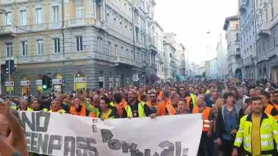 10,000 people in Trieste, Italy protest vaccine passports. Dock workers announce they are ready to 