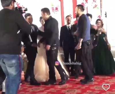 Bumped into this hilarious dubbing of Salman Bhoi attending a wedding.