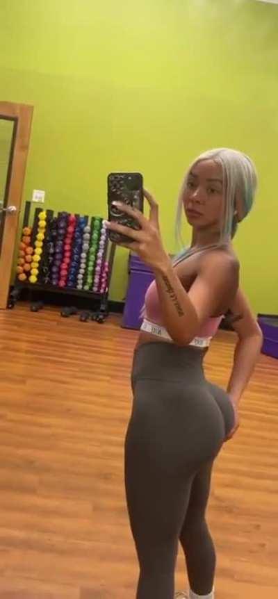 She makes me so horny🥵