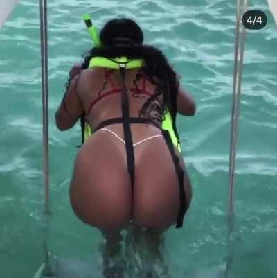 The bend over tho😍