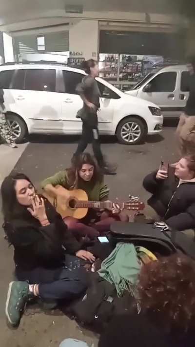 Militantes hacen un fogón de apoyo en la esquina de la casa de CFK.