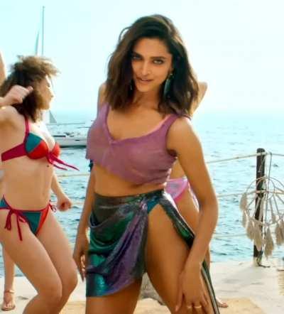aaaahhh Deepika Padukone bomb figure bc kitna pumping karwaegi ufffff!