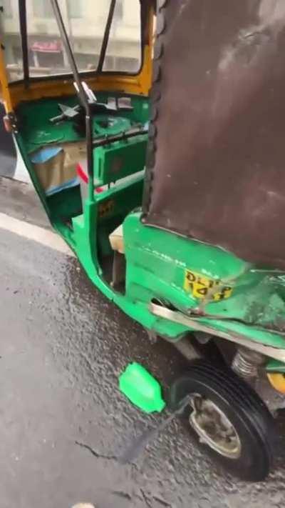 Accident between Lamborghini Urus and Auto Rickshaw 