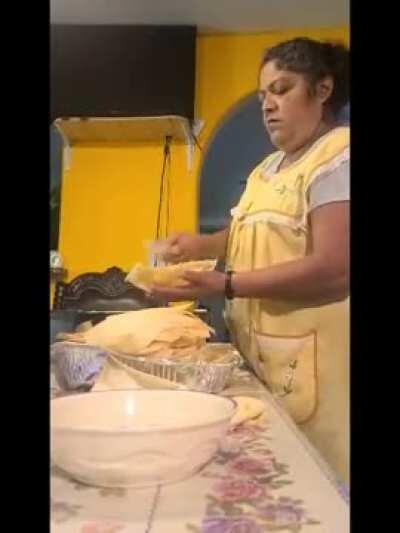 Mexican mom reacts to Rachel Ray's 'Mexican' pozole