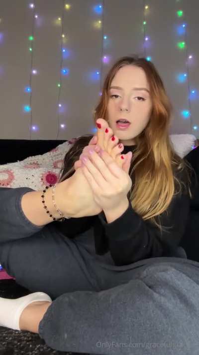 Redhead can't stop sniffing her soles