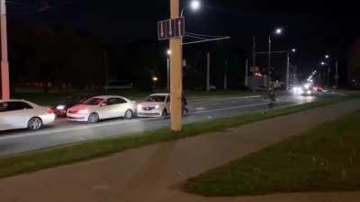 Man in Belarus escapes riot police by jumping into a taxi car which drives away instantly || OP(u/Flaky-Love682)