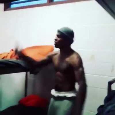 Niggaz Fightin In Jail Dorm And Starts Singing 