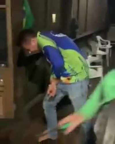 How they removed a stingrays dart