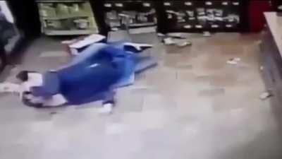 Small Guy w Grappling Skills vs Big Guy with None... Guess Who Wins