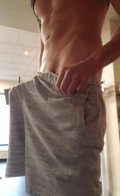 [M] Quick workout at the hotel gym, anyone available for a spot?