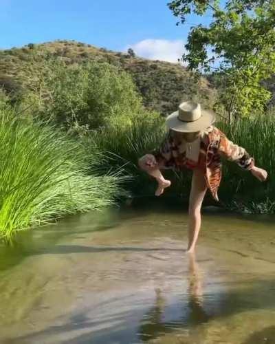 Peyton List flamingo impression