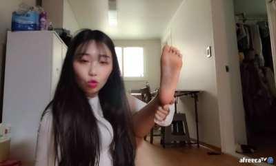 Ridiculously cute streamer smells her feet
