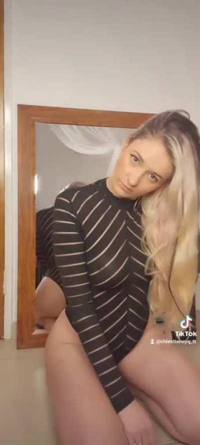 Blonde Babe Chivetteneyq