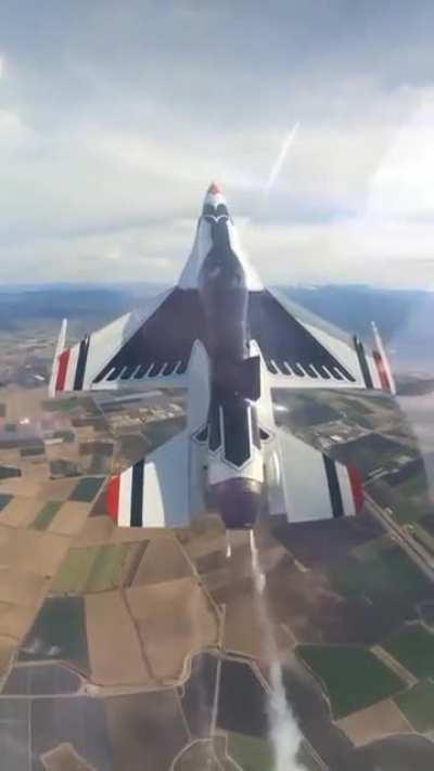 Through the cockpit of a USAF Thunderbird F-16 [Video]