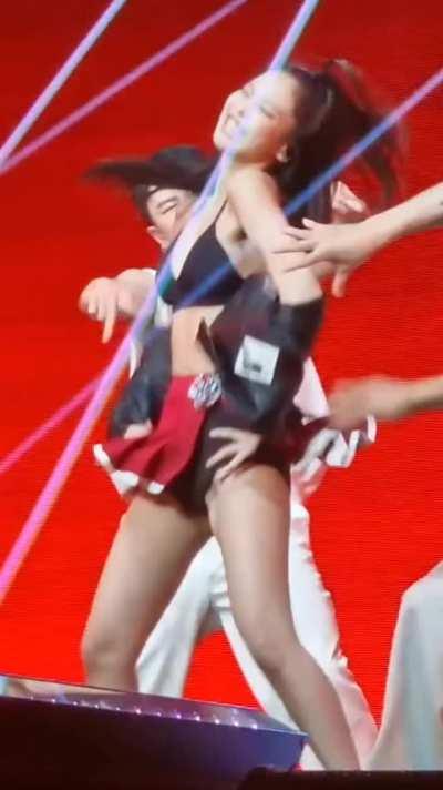 Jennie's boob bounce in a loop