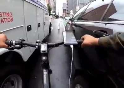 Don’t block the bike lane 🤦🏽‍♂️