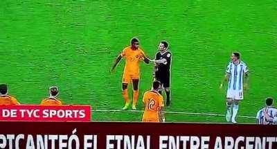 Exact moment when Dutch player, Denzel Dumfries, goes to provoke Argentinian player Enzo Fernandez, in yesterday’s game