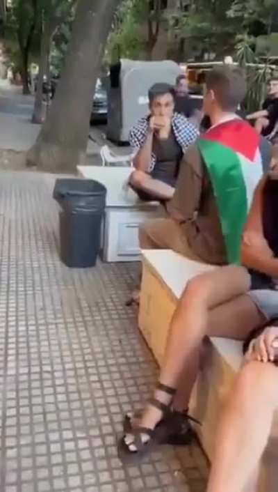 En un café de Las Cañitas increparon a un chico por tener la bandera de Palestina atada al cuello.
