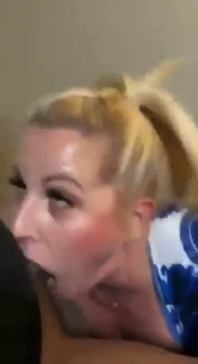 This PAWG knows how to give good neck