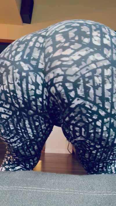 You’re gonna love the noises that come out of my beautiful ass right before I sit on your face 💨 😈