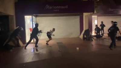Cop intervene during a store looting. France