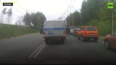 ..to escape from a police van stuck in traffic.