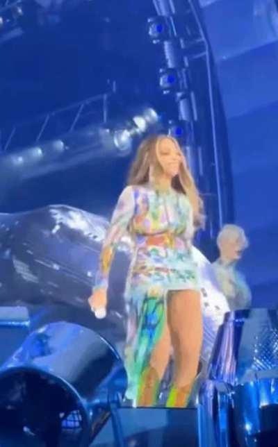 Beyonce tittie twerk.