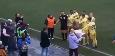 The security guard failed to save the player from the tragedy🤭😅