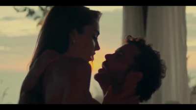 Hande Erçel in Rüzgara bırak