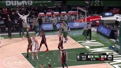 [Highlight] Bryn Forbes hits his 2nd 3 in a row to give the Bucks a 19pt lead in the 1st quarter