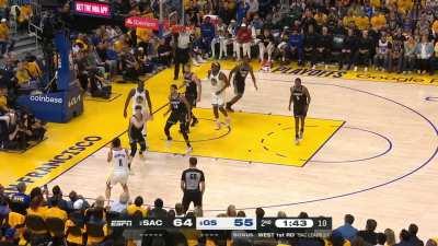 [Highlight] Draymond Green fumbles the layup but Klay Thompson hits the relocation three to save the possession!