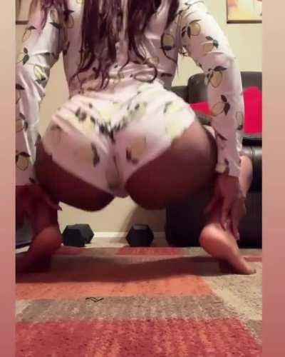 All that ass and she can’t even twerk 😒