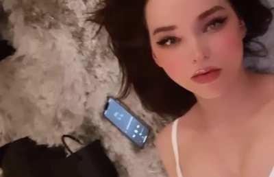 Teasing cleavage and open mouth. Dove just knows how to make everyone go crazy for her! 😍