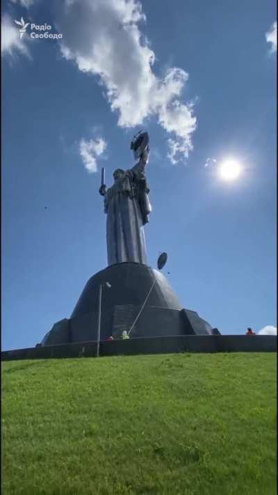 Soviet hammer and sickle has been dismantled from the Motherland Monument