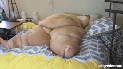 Ussbbw Echo being this buried and immobilised in her own fat is something else 🐷🥵 